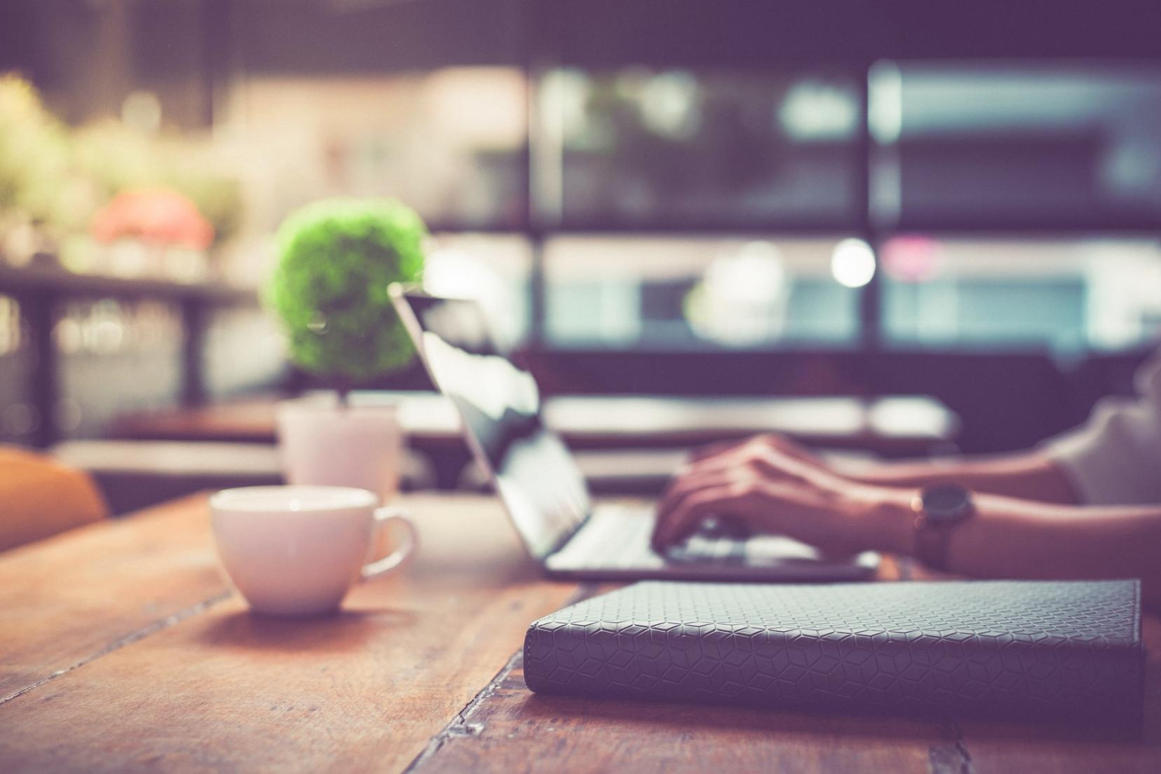 Účastníci workshopu při skupinové práci